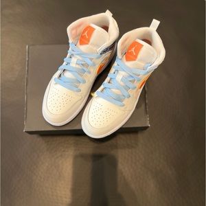 Jordan 1 Mid SE (PS) - Kids 1Y - Sail/Safety Orange/ Voile/Orange Securite